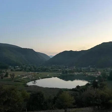 Kucica Na Jezeru * Jezero (Republika Srpska)